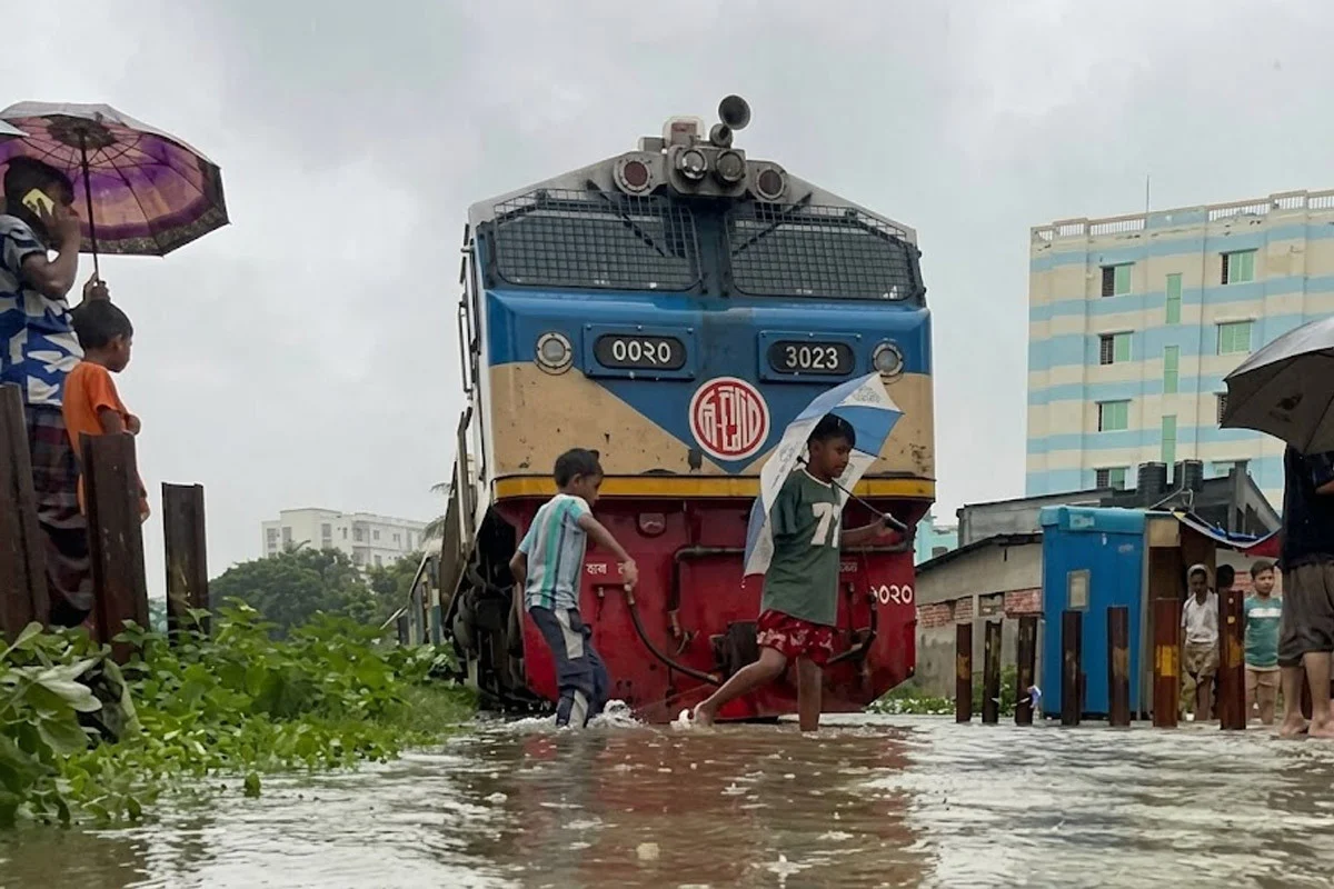 রেললাইন ডুবে যাওয়ায় কক্সবাজারগামী ট্রেন চলাচল বন্ধ