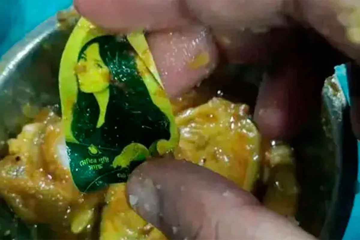 চবির হলের তরকারিতে নারীর ছবিযুক্ত স্টিকার