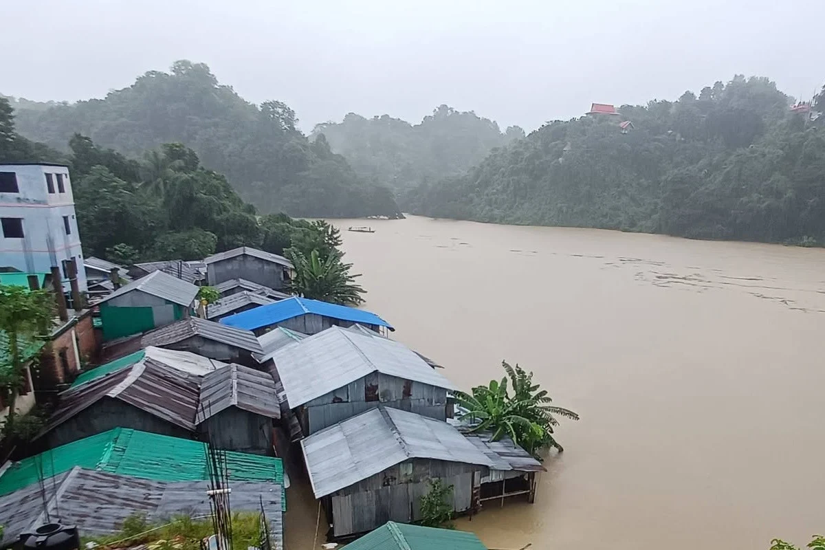 বিপৎসীমার ওপরে পাঁচ নদীর পানি, সমুদ্রও উত্তাল
