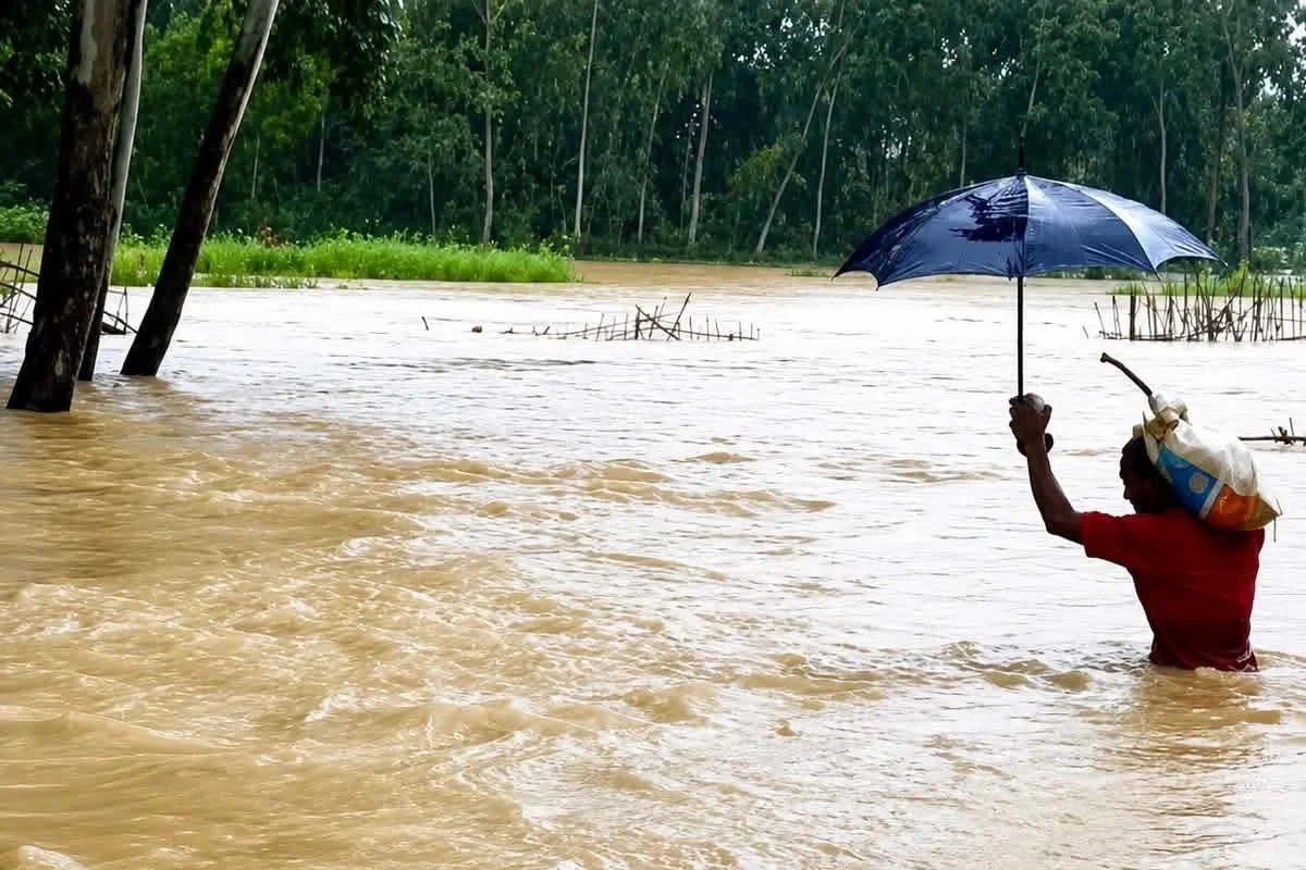চট্টগ্রামের কিছু এলাকায় বন্যার পানি খানিকটা কমলেও বিপাকে স্থ...