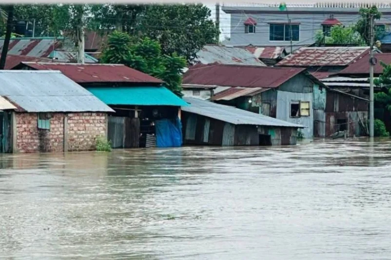 ভয়াবহ রূপে খোয়াই নদী, বাঁধ ভেঙে লোকালয়ে বন্যা