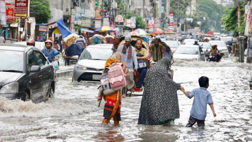 রাত থেকে অঝোরে বৃষ্টিতে ঢাকার বিভিন্ন রাস্তায় পানি, কিছু স্ক...