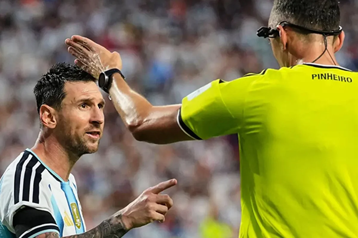 ‘আমাকে অসম্মান করবেন না, ঠিকভাবে কথা বলুন’, মাঠেই রেফারিকে ম...