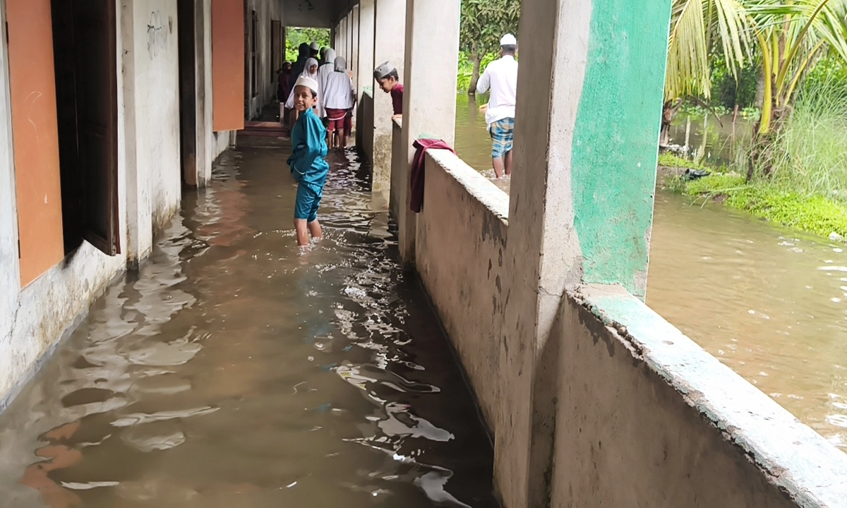 শ্রেণিকক্ষে হাঁটুপানি, চার দিন বন্ধ শিক্ষার্থীদের পড়াশোনা