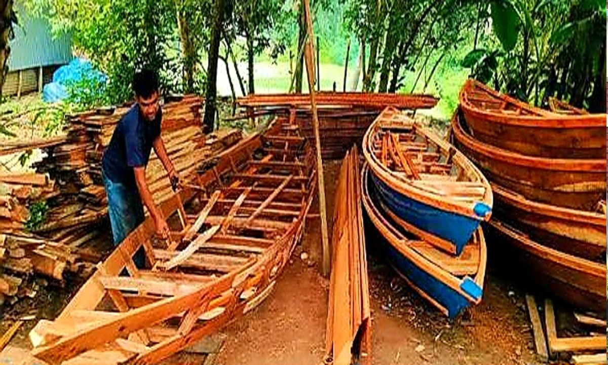 বর্ষার আগমনে নৌকা তৈরিতে ব্যস্ত কারিগররা
