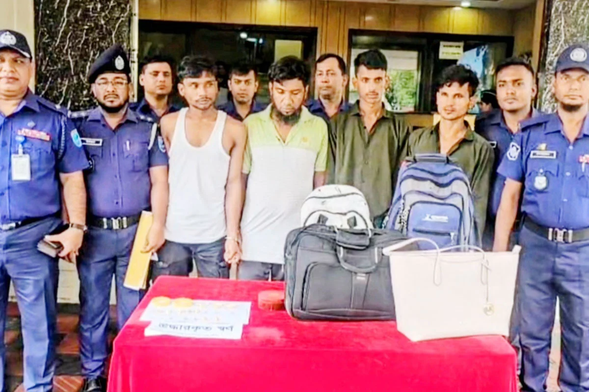 নারায়ণগঞ্জে দুই ডাকাতি মামলার রহস্য উদঘাটন, স্বর্ণালংকার উদ্...