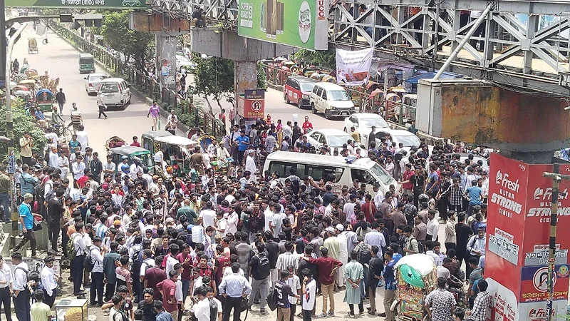 শিক্ষামন্ত্রীর পদত্যাগ দাবিতে রাজধানীতে শিক্ষার্থীদের সড়ক অ...