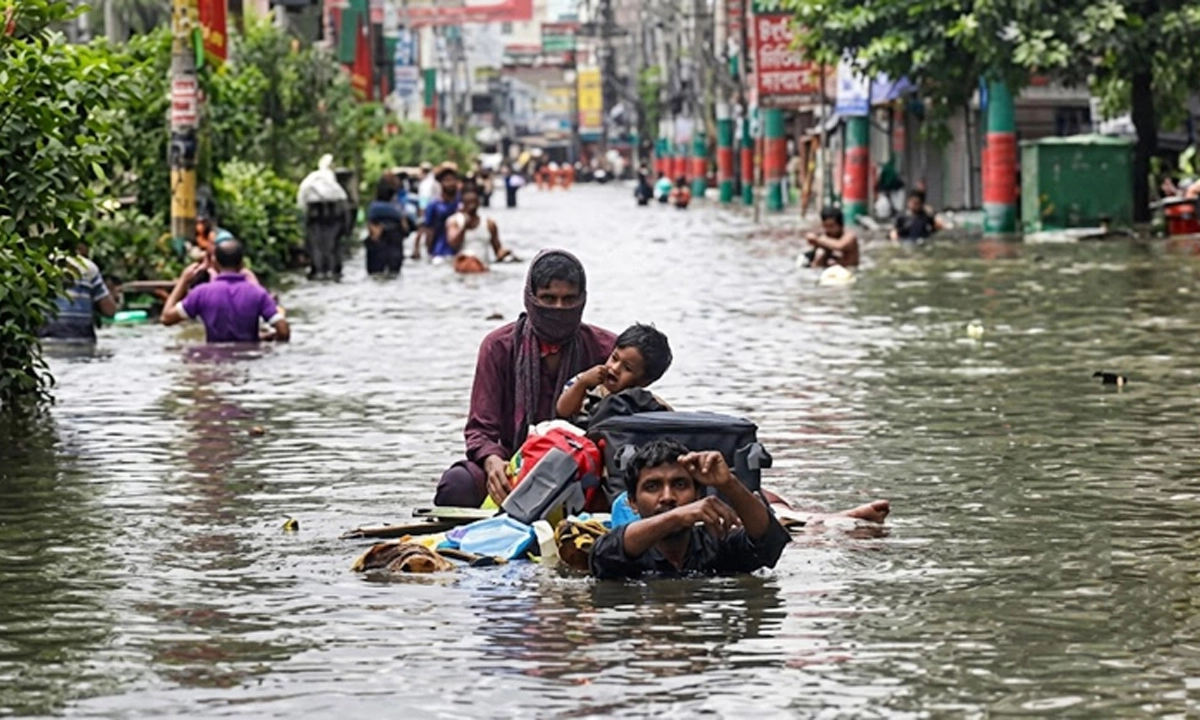 বন্যা ও পাহাড়ধসে মৃত্যু বেড়ে ৫৬, প্লাবিত ৫৯ উপজেলা