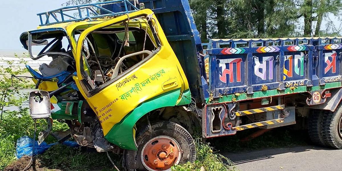 টেকনাফে সড়ক দুর্ঘটনায় শুঁটকি ব্যবসায়ীর মৃত্যু