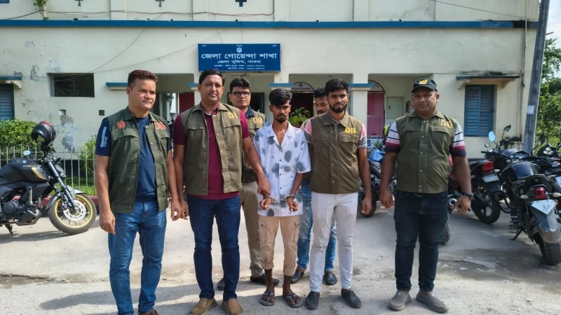 পাবনায় পুলিশের অভিযানে বিদেশি পিস্তলসহ গ্রেপ্তার ১