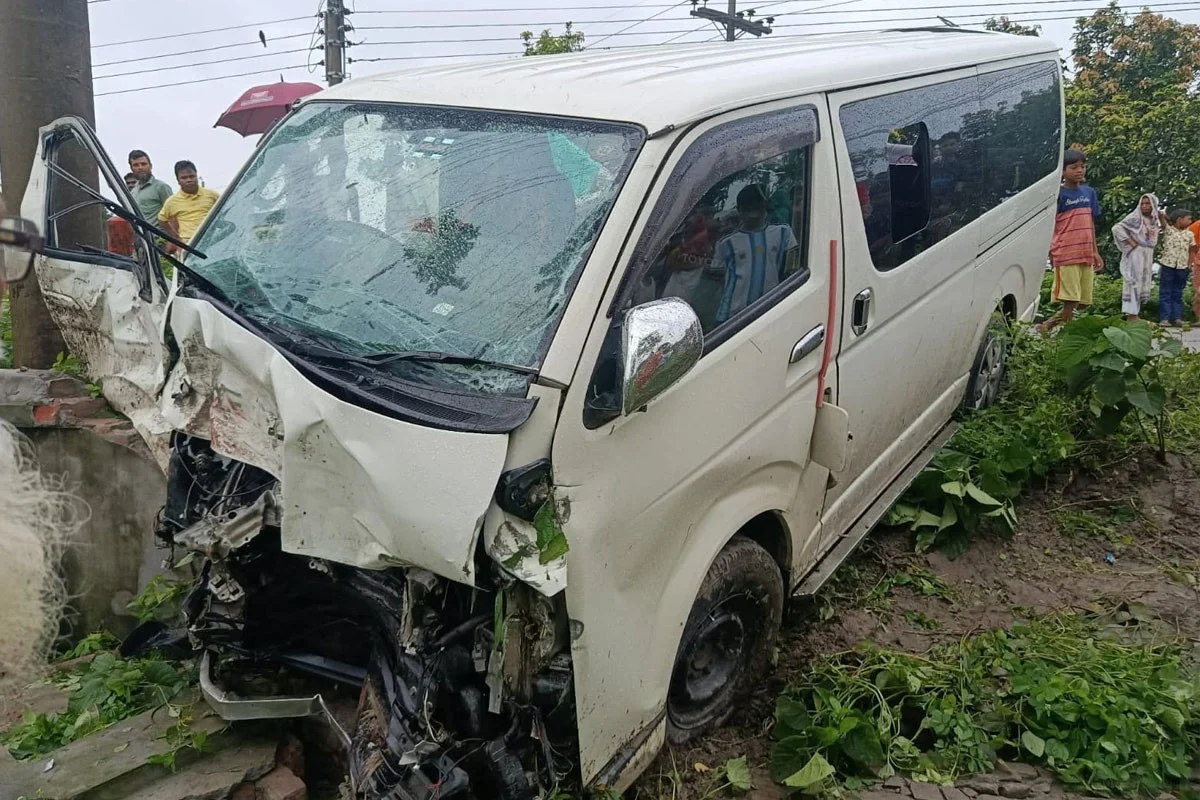 কনে নিয়ে ফেরার পথে মাইক্রোবাস খাদে, শিশুসহ নিহত ২