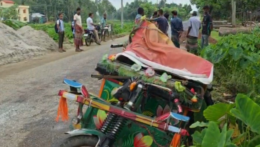 মহাসড়কে বালুর স্তূপ, দুর্ঘটনায় প্রাণ গেল দুইজনের