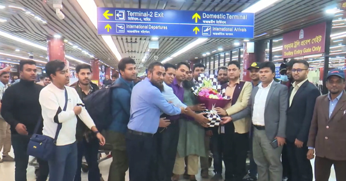 ১১৫ দিন পর দেশে ফিরেছেন হরমুজ প্রণালির কাছে আটকে থাকা ১৭ নাব...