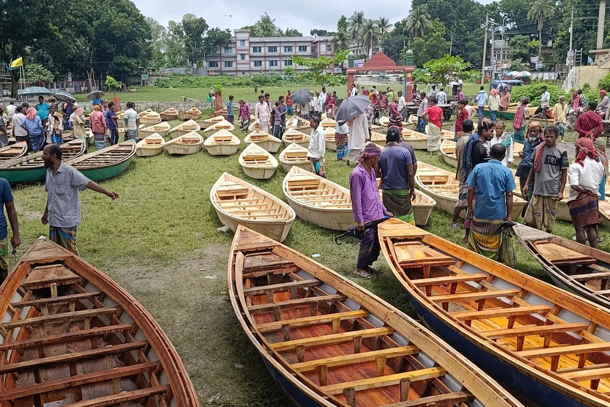 পানি বাড়তেই জমে উঠেছে ঘিওর নৌকার হাট