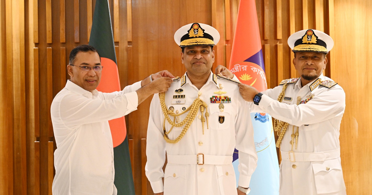 নবনিযুক্ত নৌবাহিনী প্রধানকে ভাইস এডমিরাল র‍্যাংক ব্যাজ পরালে...