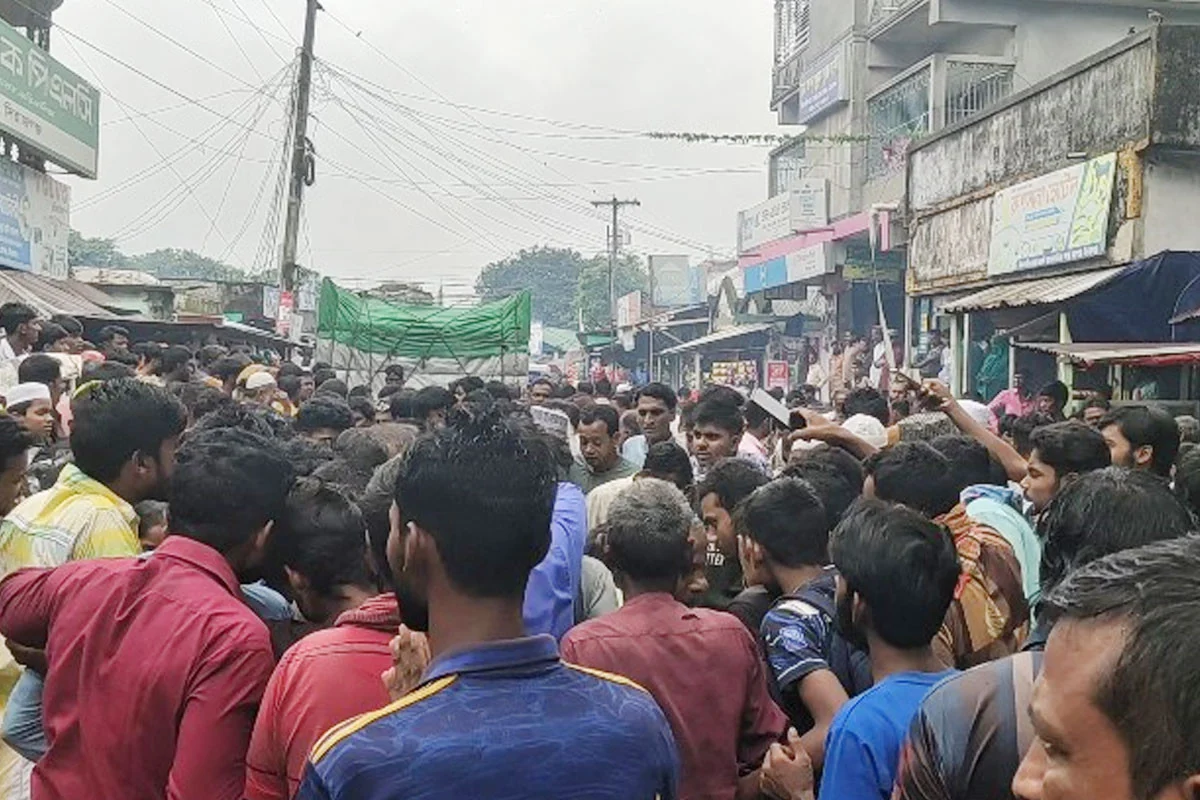 সড়কে পড়ে যাওয়া মাছ তুলতে গিয়ে ট্রাকচাপায় ব্যবসায়ী নিহত