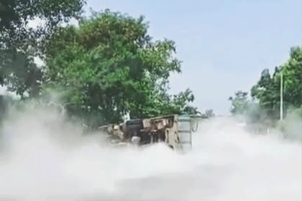 নাইট্রোজেনবাহী ট্রাক উল্টে মহাসড়কে ঘন ধোঁয়া, আহত ২