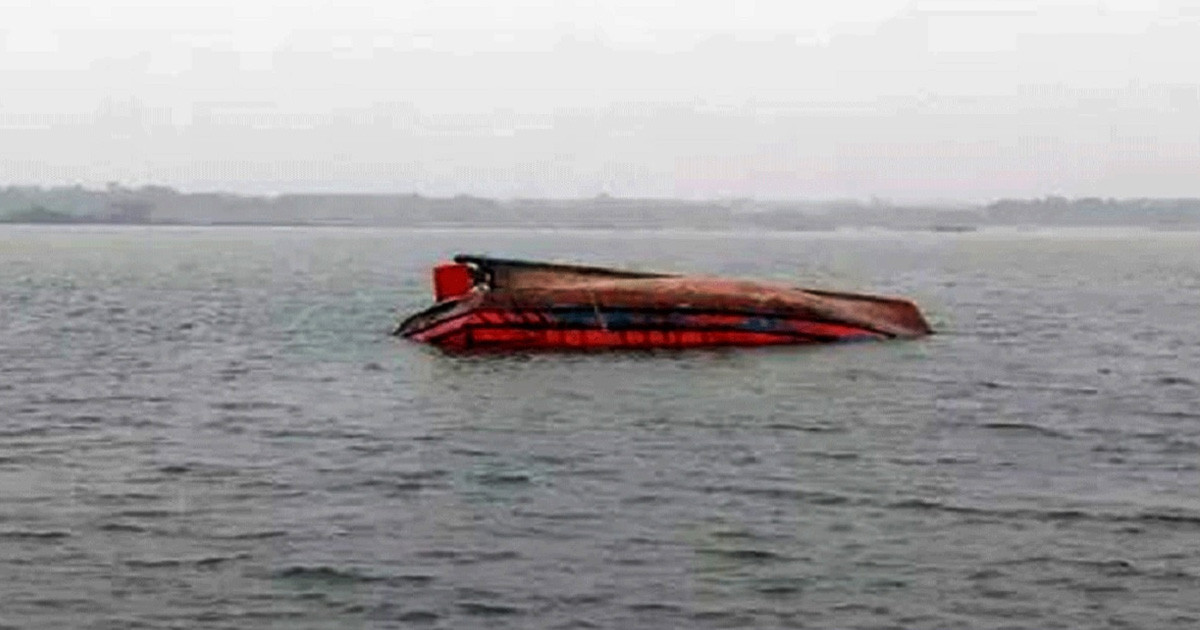 টেকনাফে রোহিঙ্গাবাহী নৌকাডুবি: উদ্ধার ১৮, নিখোঁজ ১৩