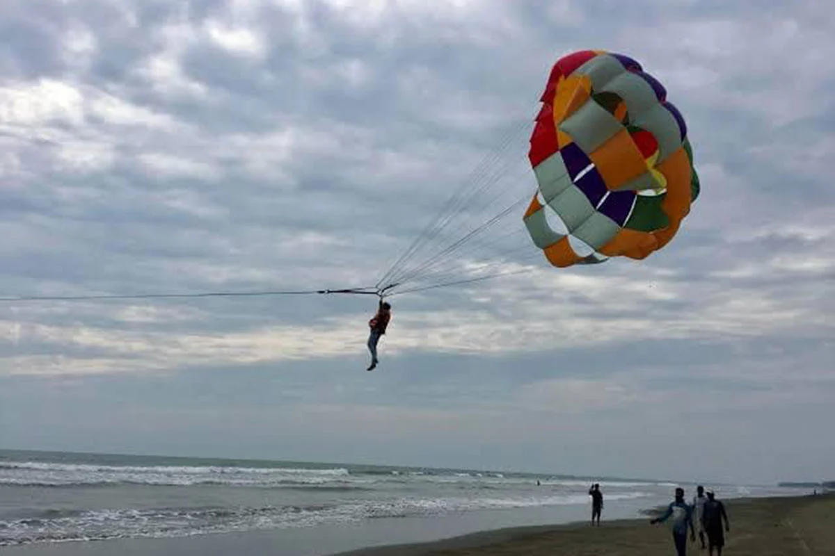 কক্সবাজারে প্যারাসেইলিং যেন মরণ ফাঁদ