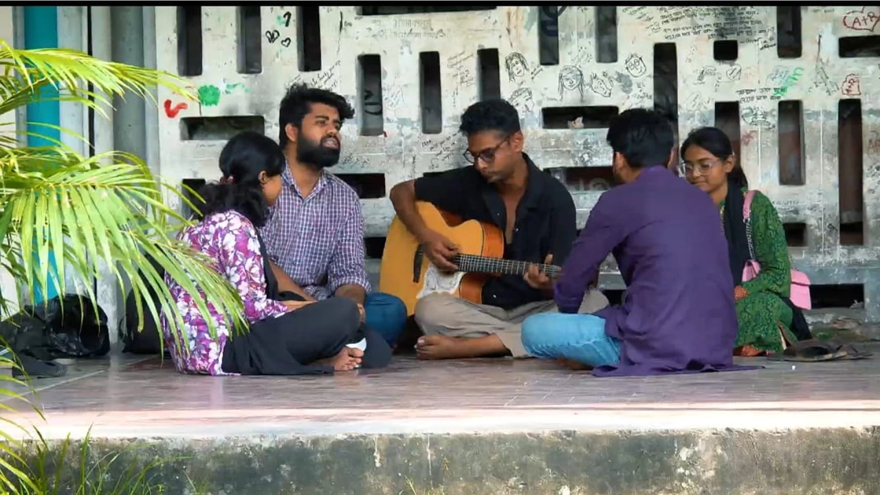 বন্ধু মানে কাঁধে হাত রেখে চলার সাহস