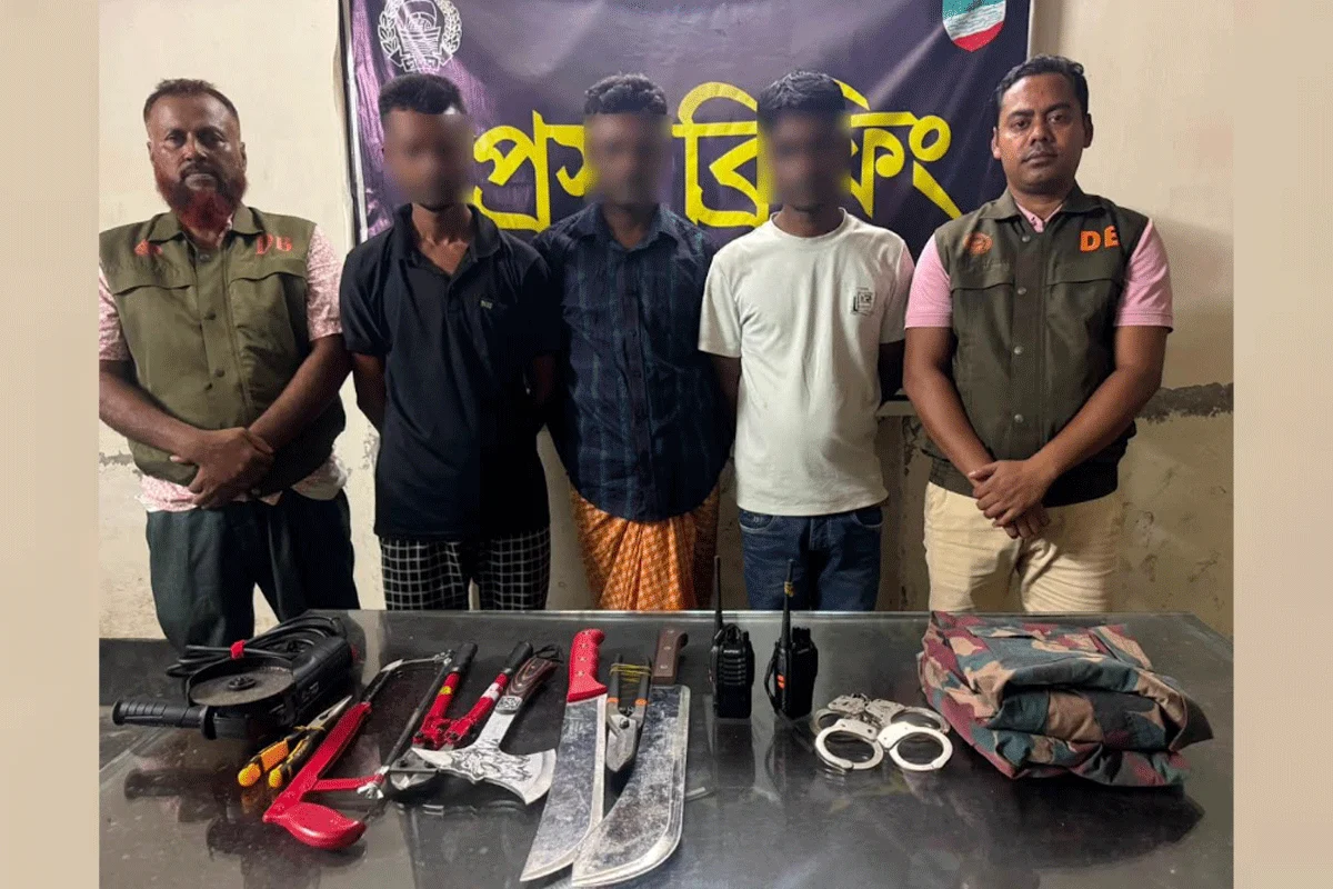 যশোরে অস্ত্র-পোশাকসহ তিন ভুয়া বিজিবি সদস্য গ্রেফতার