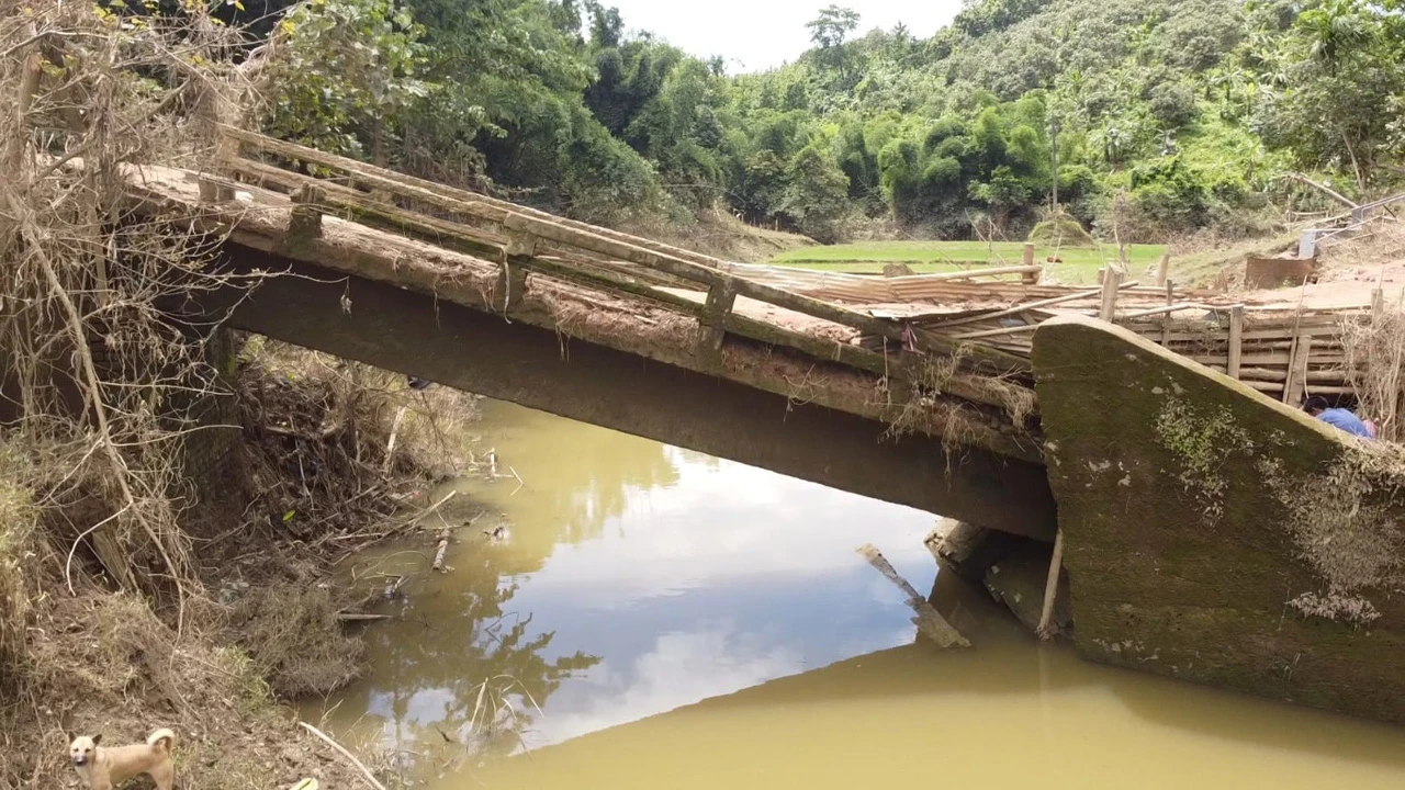 ধসে পড়া দুটি সেতু, হাজারও মানুষের গলার কাঁটা