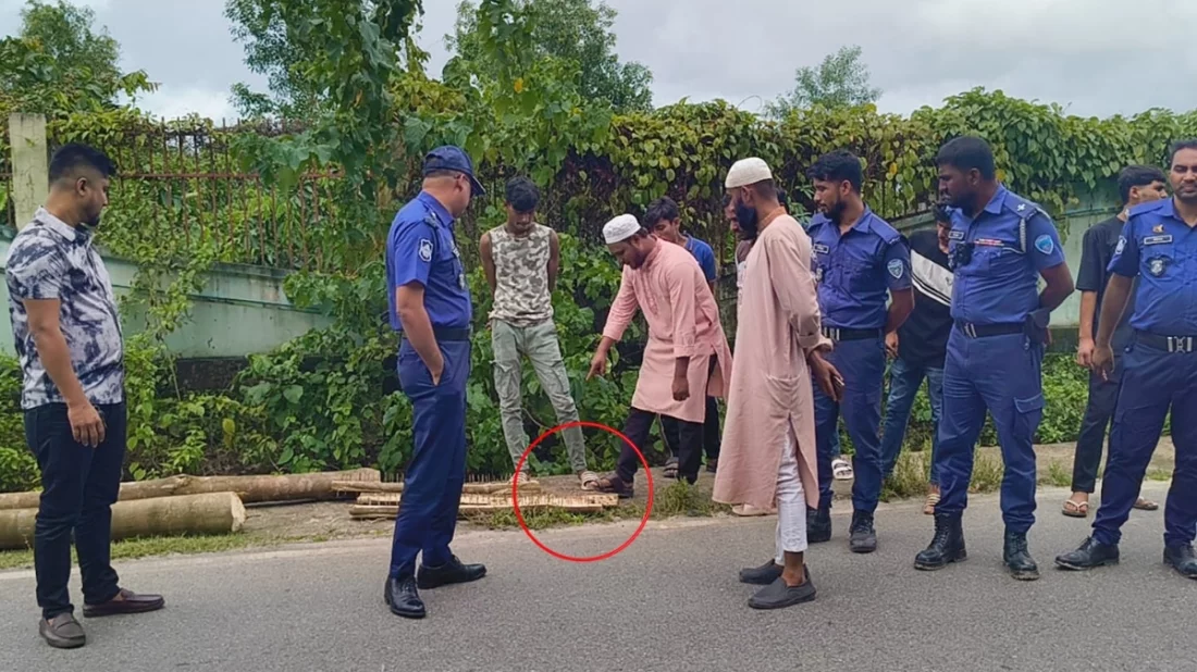 কক্সবাজারে দিনদুপুরে যাত্রীবাহী বাসে ডাকাতি, গুলিবর্ষণ