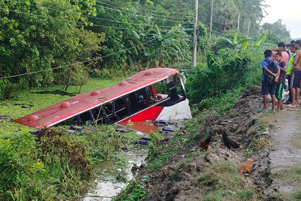 ভাঙ্গায় যাত্রীবাহী বাস খাদে, আহত ২১