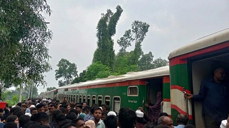 সিরাজগঞ্জে ‘সিল্কসিটি এক্সপ্রেস’ লাইনচ্যুত, ট্রেন চলাচল বন্ধ