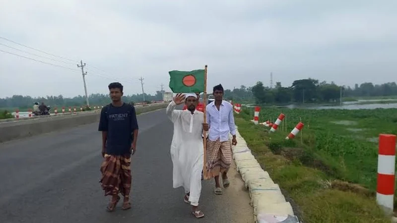 স্বপ্ন দেখেই হজের নিয়ত, পায়ে হেঁটে মক্কার পথে ভূমিহীন দুলাল