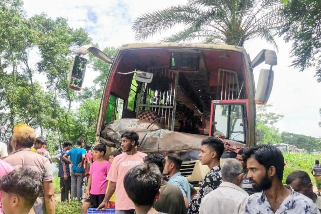 নাটোরে বাস-ভুটভুটির মুখোমুখি সংঘর্ষে নিহত ৩