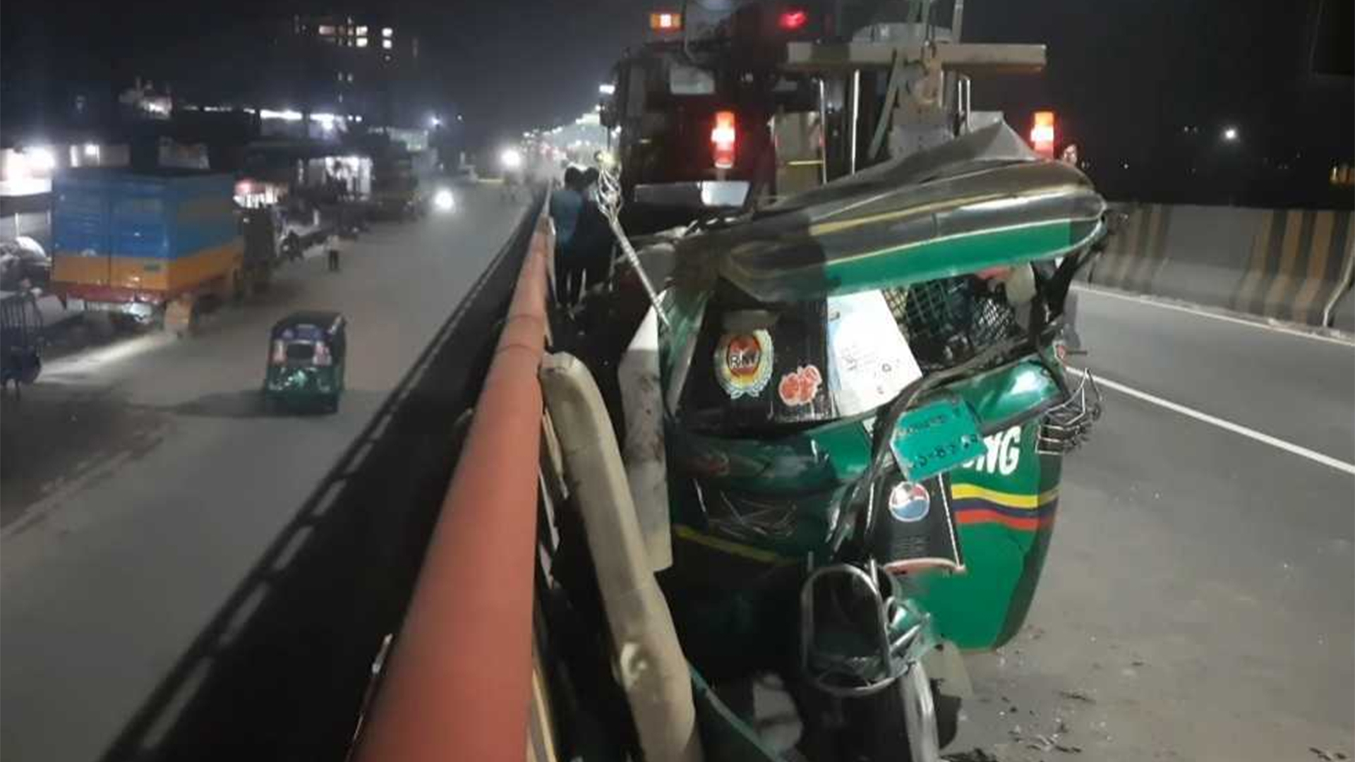 ঢাকা-নারায়ণগঞ্জ লিংক রোডে সড়ক দুর্ঘটনায় অজ্ঞাত ব্যক্তির মৃত্...