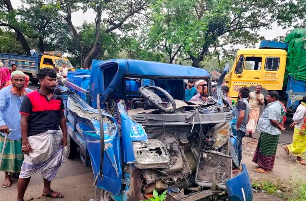 সিরাজগঞ্জে ট্রাক-পিকআপ সংঘর্ষে চালক নিহত, মহাসড়ক অবরোধ