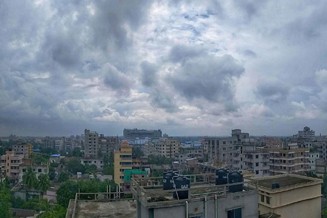 আংশিক মেঘলা থেকে অস্থায়ীভাবে মেঘলা থাকতে পারে ঢাকার আকাশ