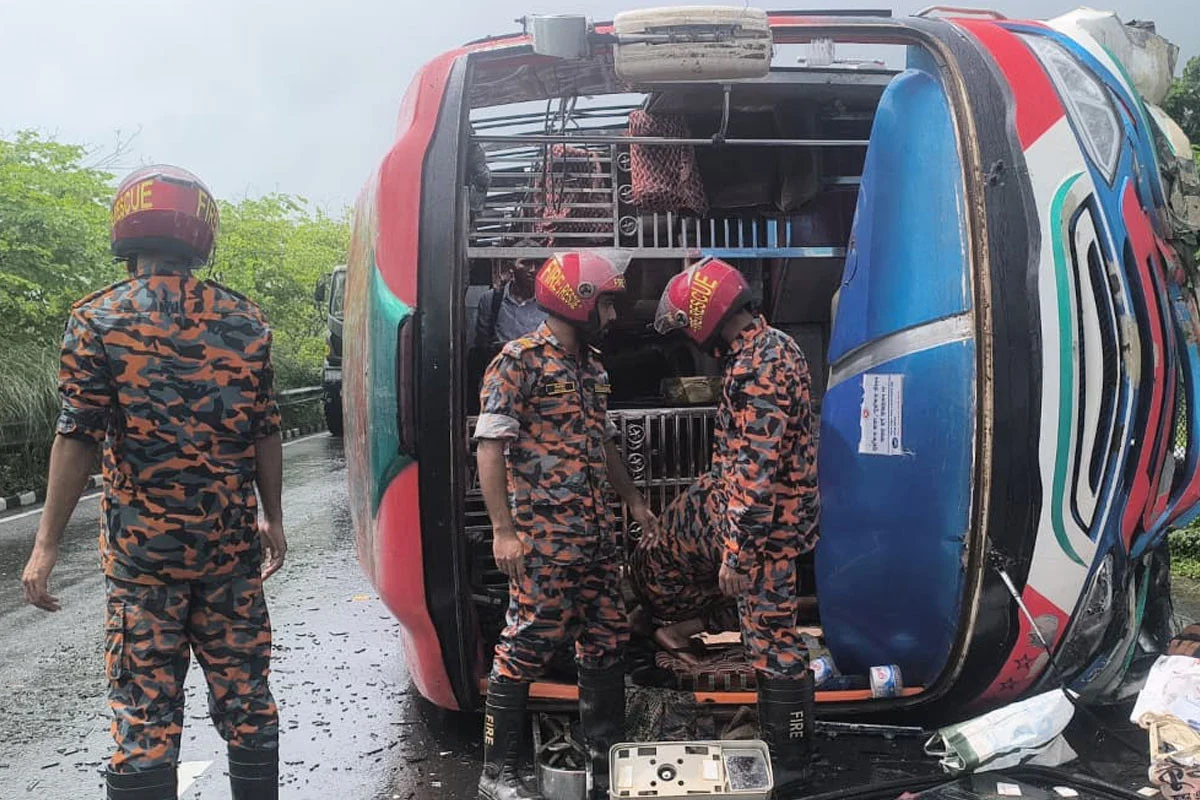 ঢাকা-মাওয়া এক্সপ্রেসওয়েতে বাস উল্টে ৭ যাত্রী আহত