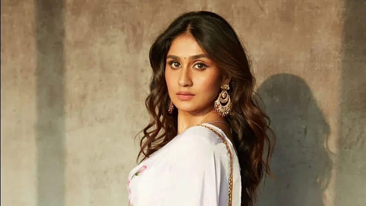 ট্রেনের ঘটনায় গ্রেপ্তার অন্য অন্তরা, বিভ্রান্তিতে অভিনেত্রী