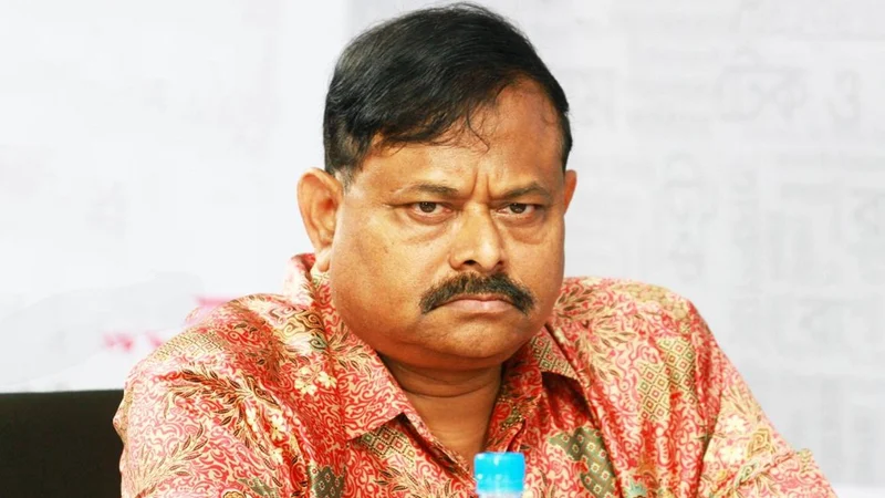সাবেক সেনাপ্রধান আজিজ আহমেদকে ফিরিয়ে আনতে ইন্টারপোলে চিঠি