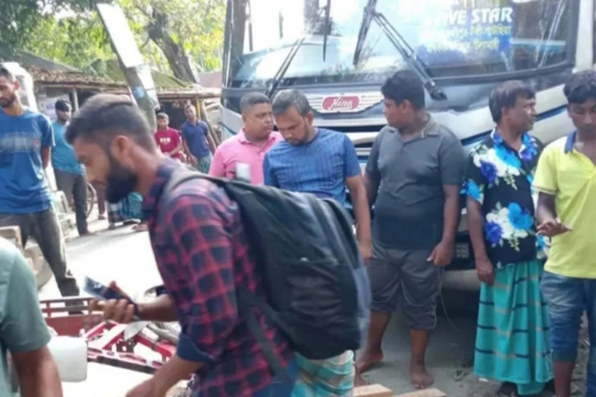 বাসের ধাক্কায় প্রাণ গেল মাদ্রাসাছাত্রের