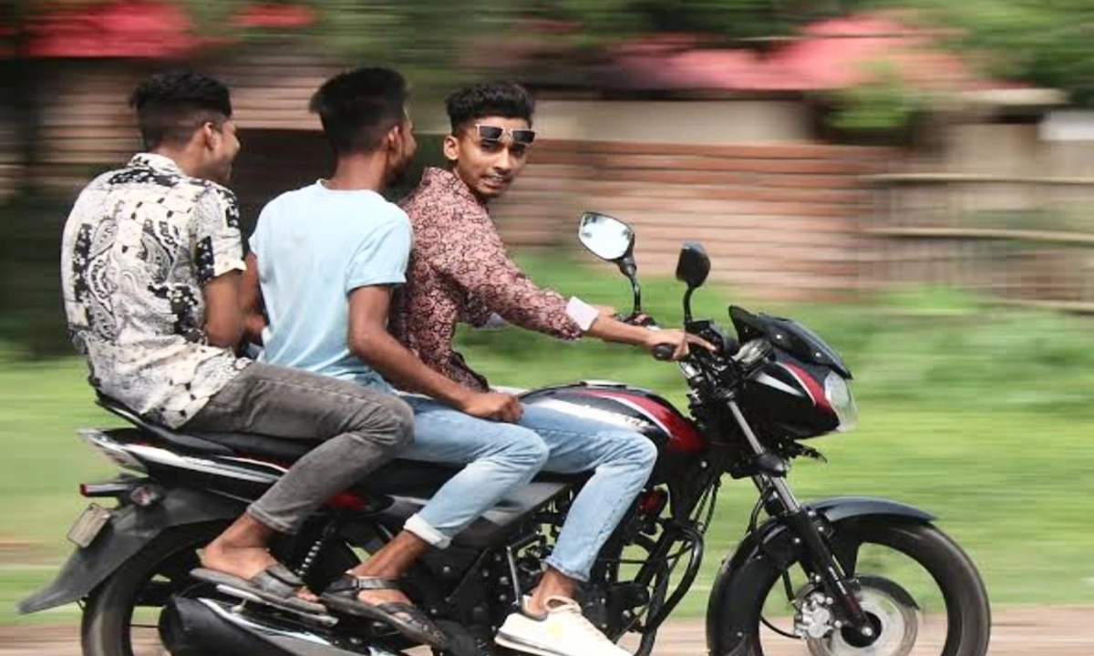 বেপরোয়া বাইক ও হাইড্রোলিক হর্নের তাণ্ডব : স্তব্ধ জনজীবন, বাড়...