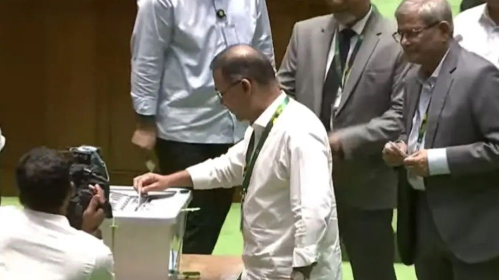 ভোট দিলেন ভারপ্রাপ্ত রাষ্ট্রপতি, প্রধানমন্ত্রী ও বিরোধীদলীয়...