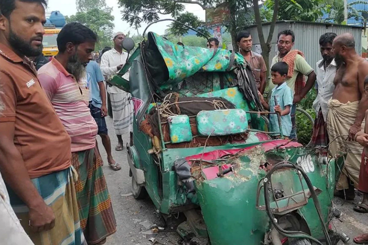 সিরাজগঞ্জে দাঁড়িয়ে থাকা ট্রাকে অটোরিকশার ধাক্কা, চালকসহ নিহত...
