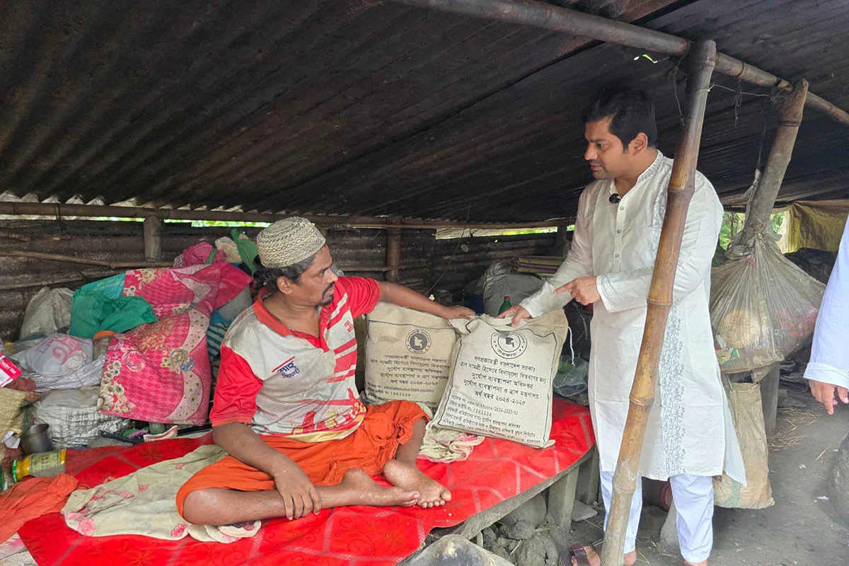 খোলা ম্যানহোলে পড়ে ২২ বছর ধরে পঙ্গু, মানবেতর জীবন সিরাজুলের