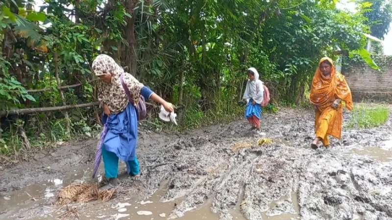 সাড়ে ৩ কিলোমিটার কাদার সাগর, ২০ হাজার মানুষের ‘বন্দিজীবন
