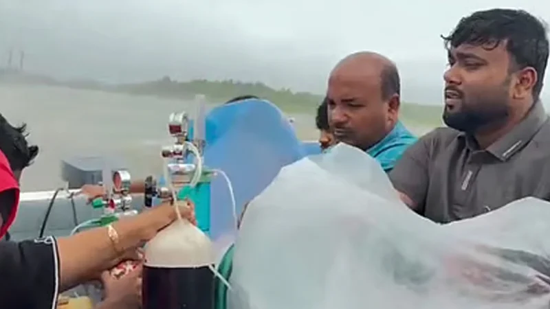 মুমূর্ষু মাকে বাঁচাতে উত্তাল সাগরে ছেলের লড়াই