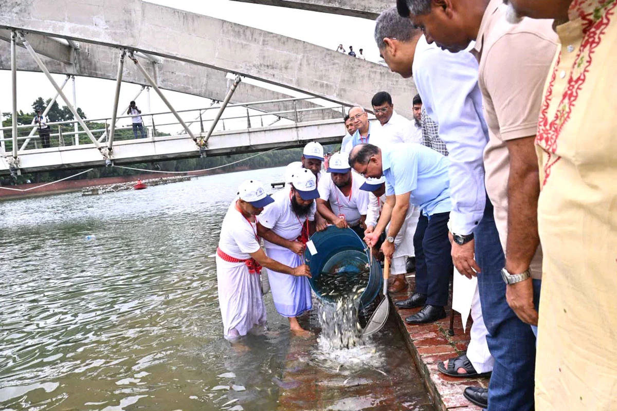 জিয়া ‍উদ্যানের লেকে মাছের পোনা অবমুক্ত করলেন প্রধানমন্ত্রী