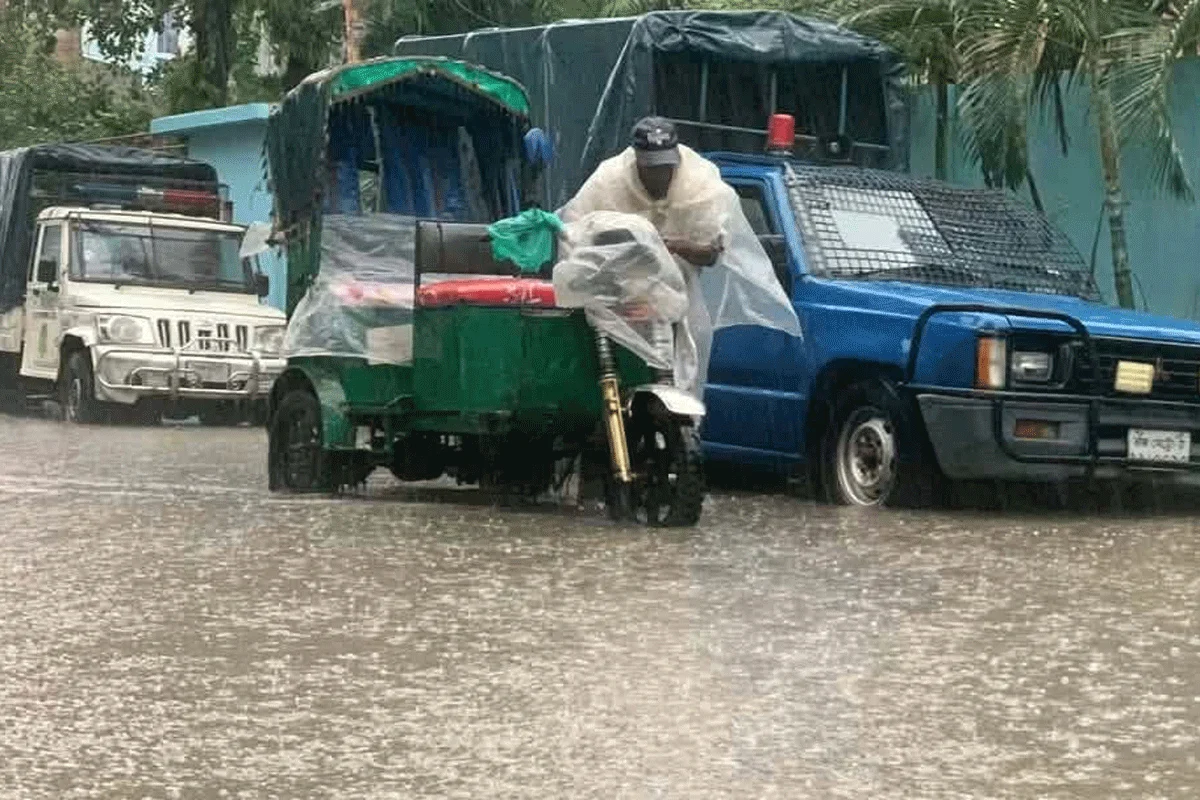 রাজশাহীতে মৌসুমের সর্বোচ্চ বৃষ্টিপাত, জলাবদ্ধতায় দুর্ভোগ