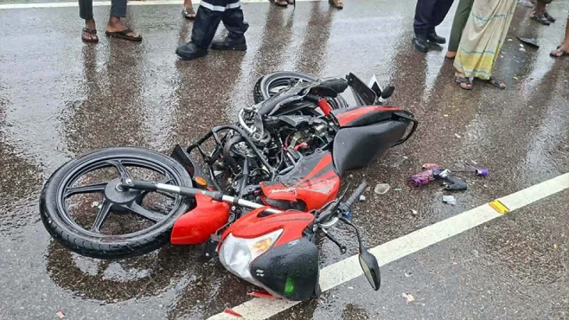 বাসের ধাক্কায় মোটরসাইকেল আরোহী নিহত
