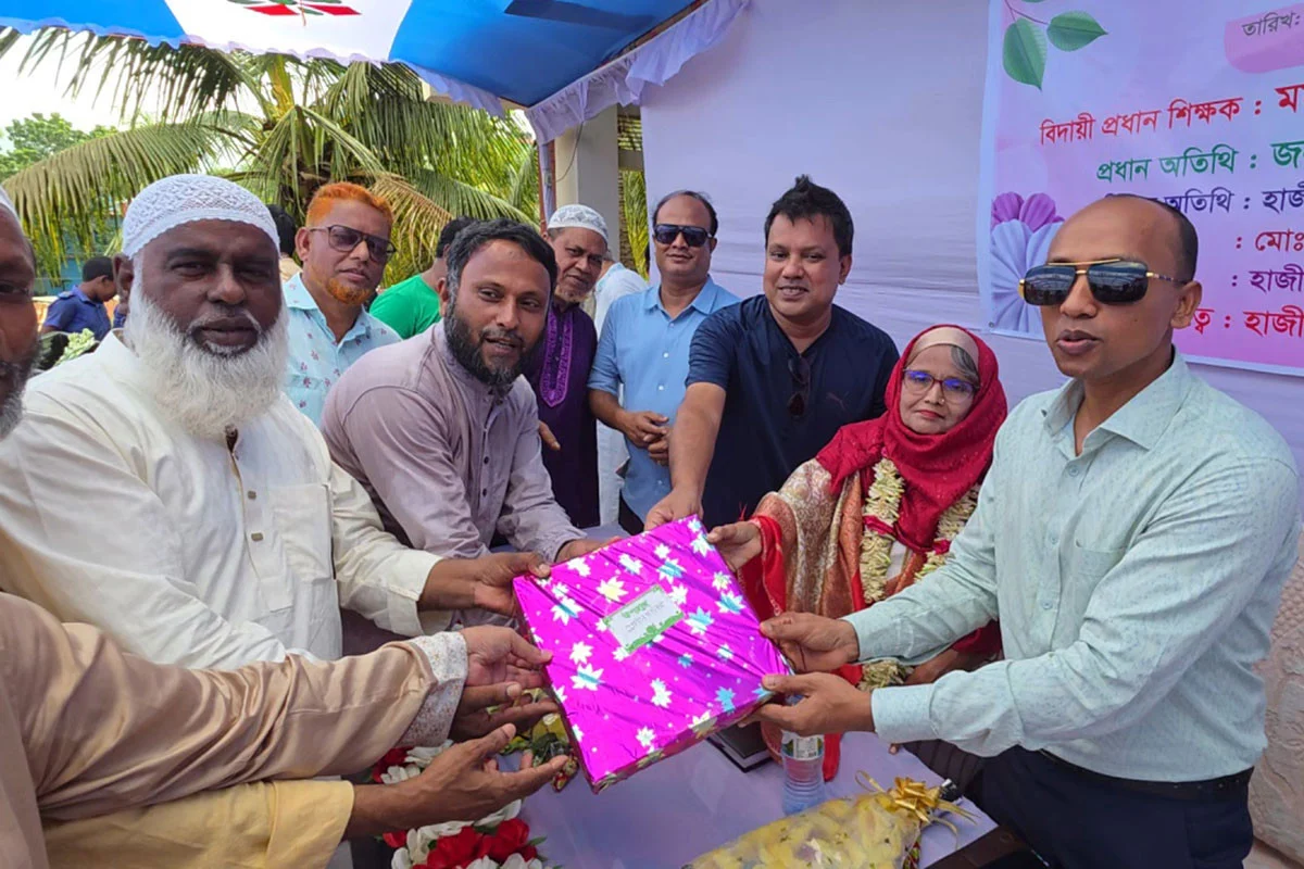 ৩২ বছরের শিক্ষকতা শেষে বিদায়, মমতাজ বেগমকে সংবর্ধনা