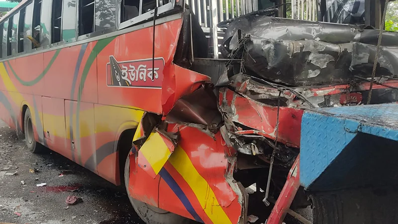 দাঁড়িয়ে থাকা কাভার্ডভ্যানকে বাসের ধাক্কা, নিহত ৩