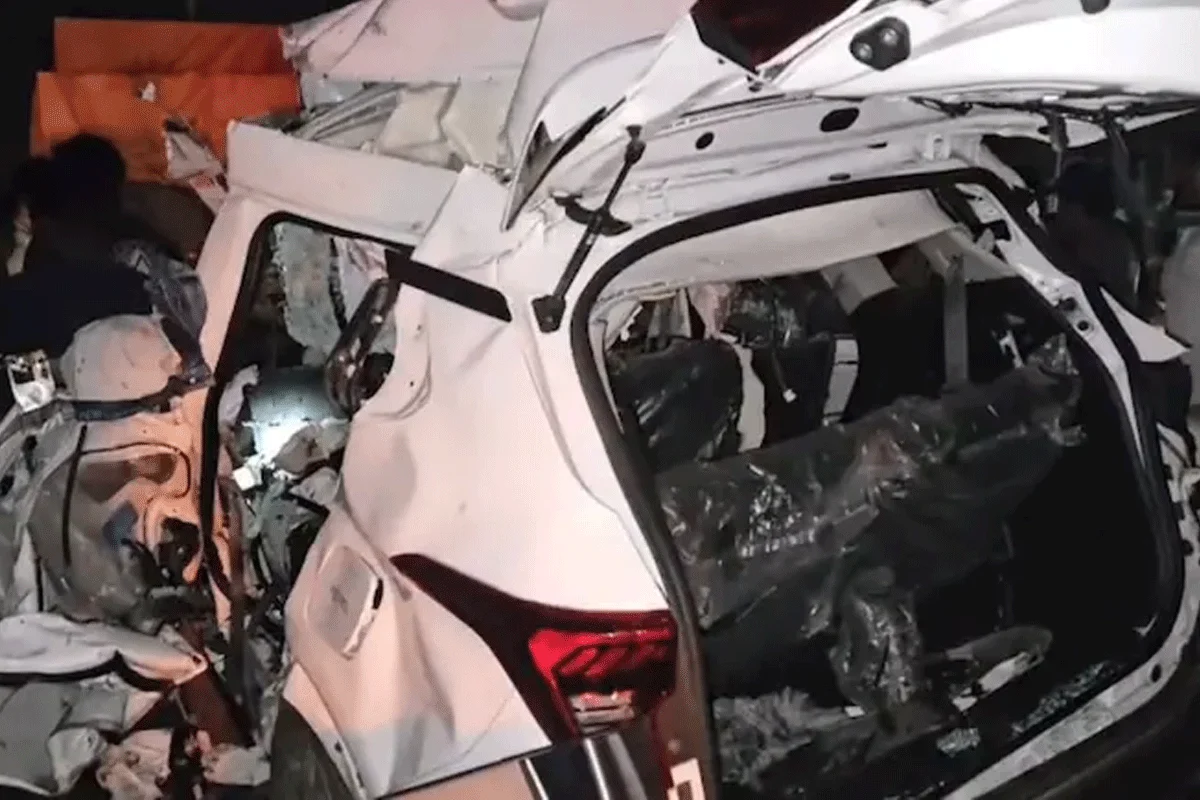 পার্কিং করা লরিতে গাড়ির ধাক্কা, প্রাণ গেল ৮ শিক্ষার্থীর